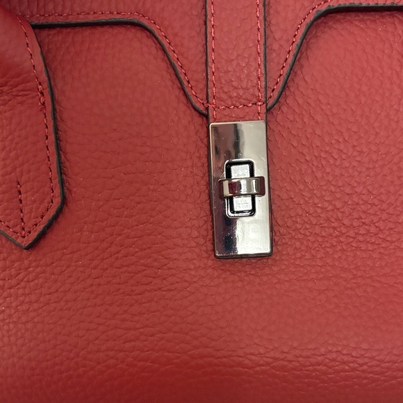 Chic Red Satchel Bag with Two Crossbody Straps - Picture 4 of 8